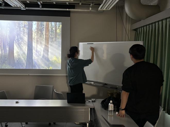 ホワイトボードでGitHubについて教わっているようす